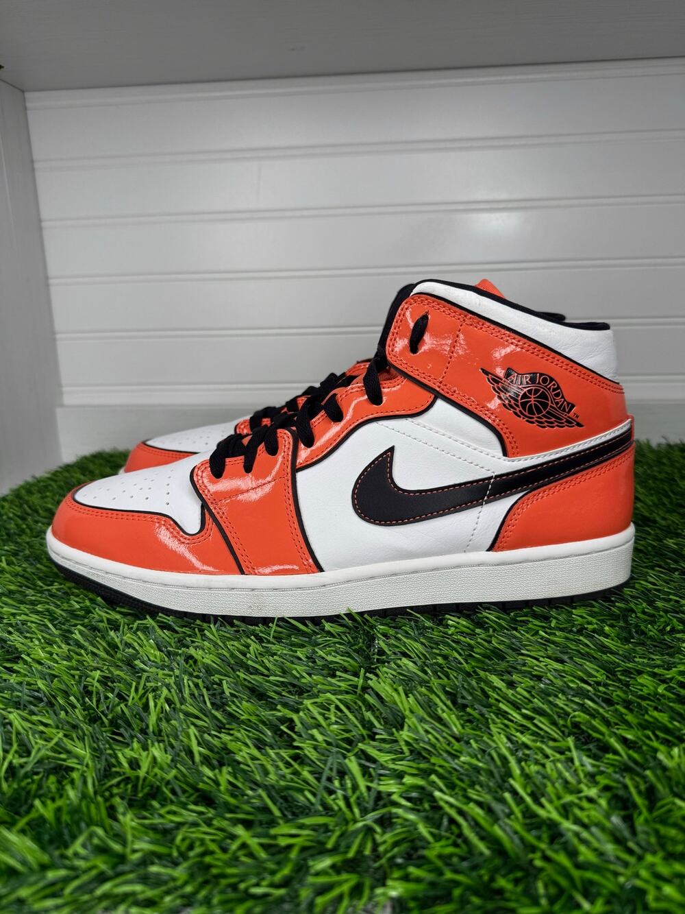 Air Jordan 1 Mid SE Turf Orange DD6834-802 Men’s Size 11 Orange Black White